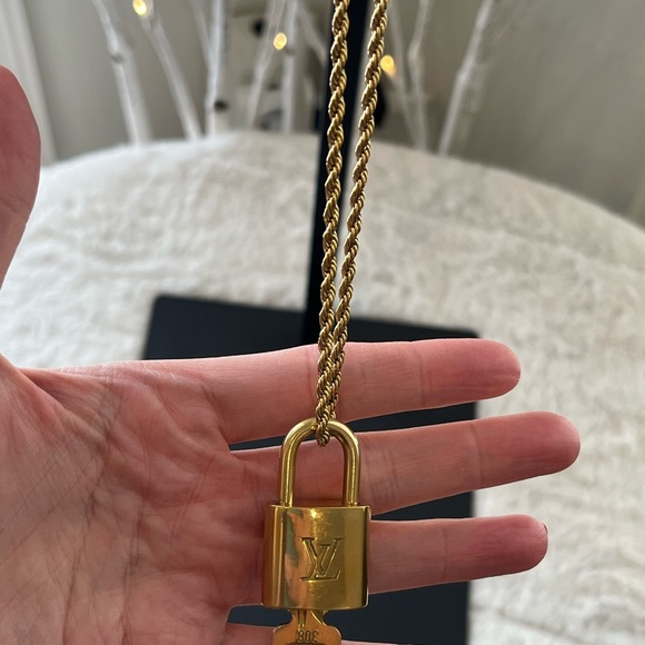 Authentic Louis Vuitton Lock and key necklace 308 - Picture 10 of 13